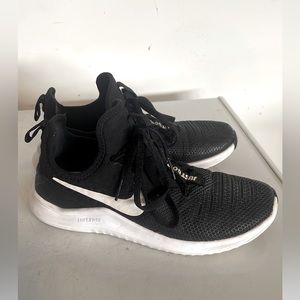 Nike size 6 women’s worker sneakers